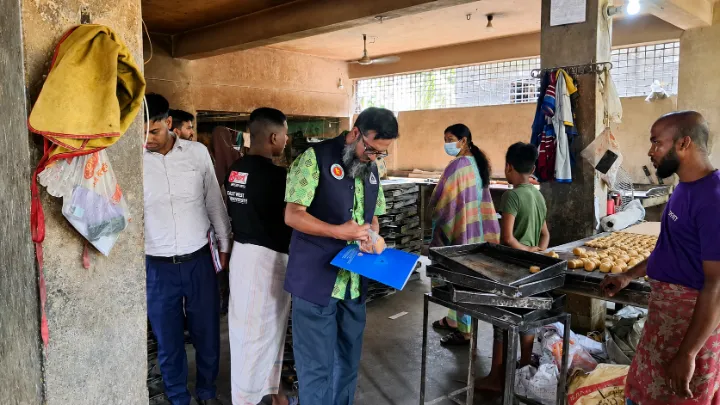 রাজশাহীর পবায় বিএসটিআই’র অনুমোদনহীন ০২টি বেকারীকে জরিমানা